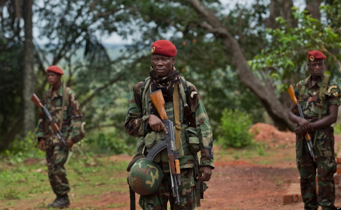 Leden van de presidentiele garde werken samen met US special forces in Obo, om Joseph Kony' s LRA te traceren.
